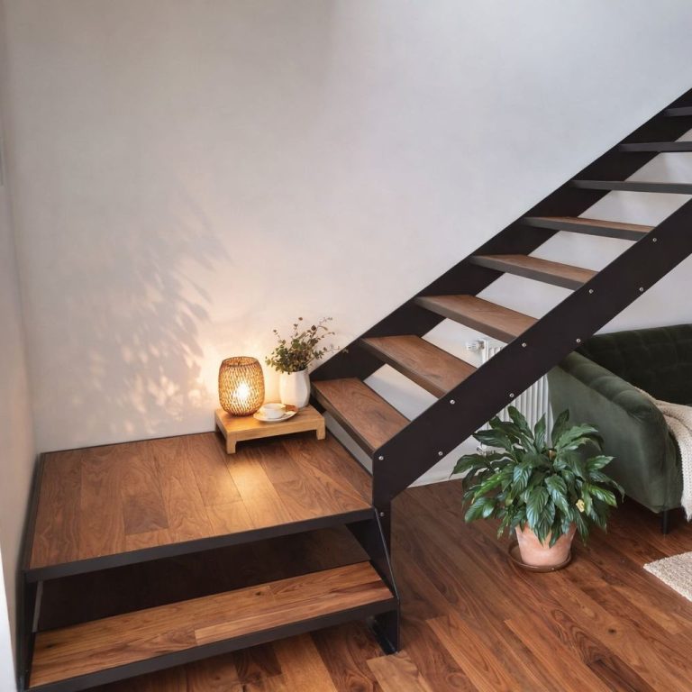 Stahltreppe in Altbach. Pulverbeschichteter Stahl. Individuell gefertigt.